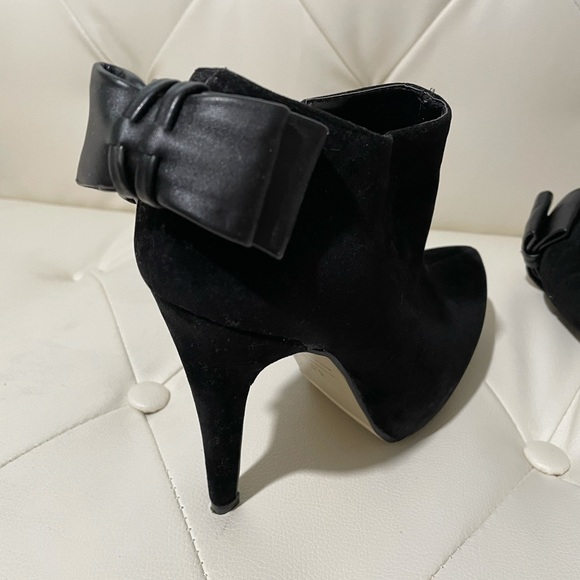 Black suede bowtie ankle boots sz5.5 and free gift - Picture 3 of 5